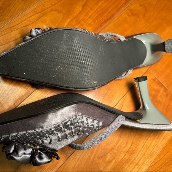 Vintage Gray Women's Shoes with Floral Design - Picture 4 of 5